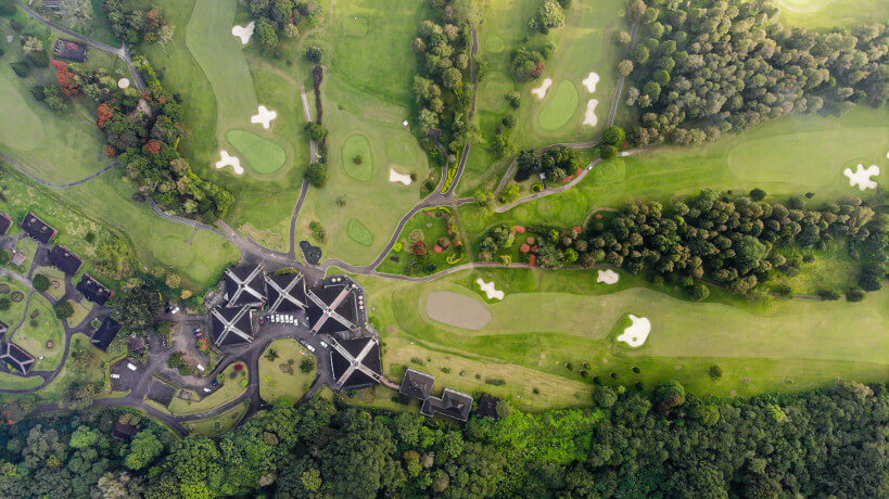Ausschnitt eines Golfplatzes - fotografiert aus der Vogelperspektive