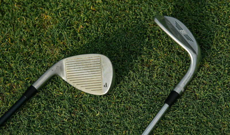 Gebrauchte Wedges auf einem Golfplatz