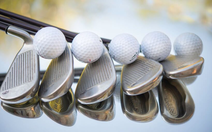Golfschläger der Eisen-Kategorie mit Golfbällen